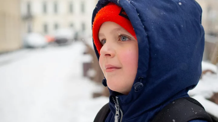 Ich bemerkte einen kleinen Jungen, der im Schulbus weinte, und als ich seine Hände sah, sprang ich ein, um zu helfen.