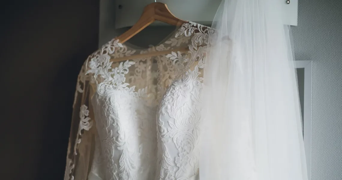 Ich fand das Hochzeitskleid meiner Tochter in Stücke geschnitten vor, und meine Stieftochter stand daneben – ich dachte, sie hätte das getan, aber ich habe mich geirrt.