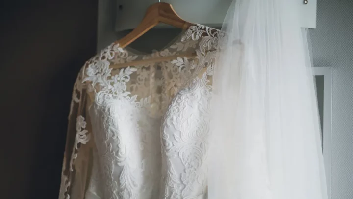 Ich fand das Hochzeitskleid meiner Tochter in Stücke geschnitten vor, und meine Stieftochter stand daneben – ich dachte, sie hätte das getan, aber ich habe mich geirrt.