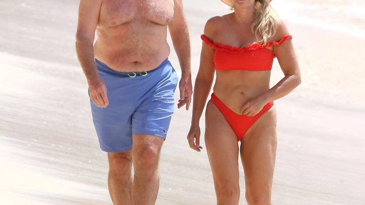 Der 72-jährige Bill Belichick bekundet öffentlich seine Verehrung für seine Verlobte, die 50 Jahre jünger ist als er, und der NFL-Trainer gibt zu, dass er ein Fan von Taylor Swift ist.