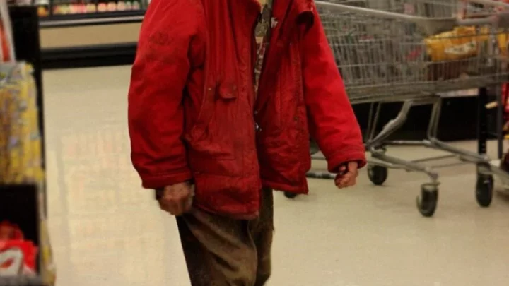 Ich habe mich als Obdachloser verkleidet und bin in einen riesigen Supermarkt gegangen, um meinen Erben auszuwählen.