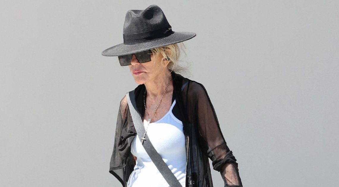Die legendäre Schauspielerin der 70er Jahre löst nach dem Spaziergang mit ihren Hunden heftige Reaktionen aus.
