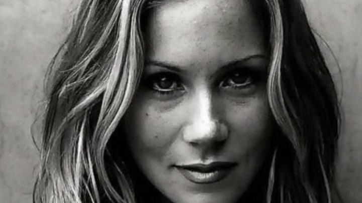 Ratet mal, wer? Dieser legendäre Star, der jetzt 53 Jahre alt ist, inspiriert weiterhin mit seiner Kraft und Ausdauer!