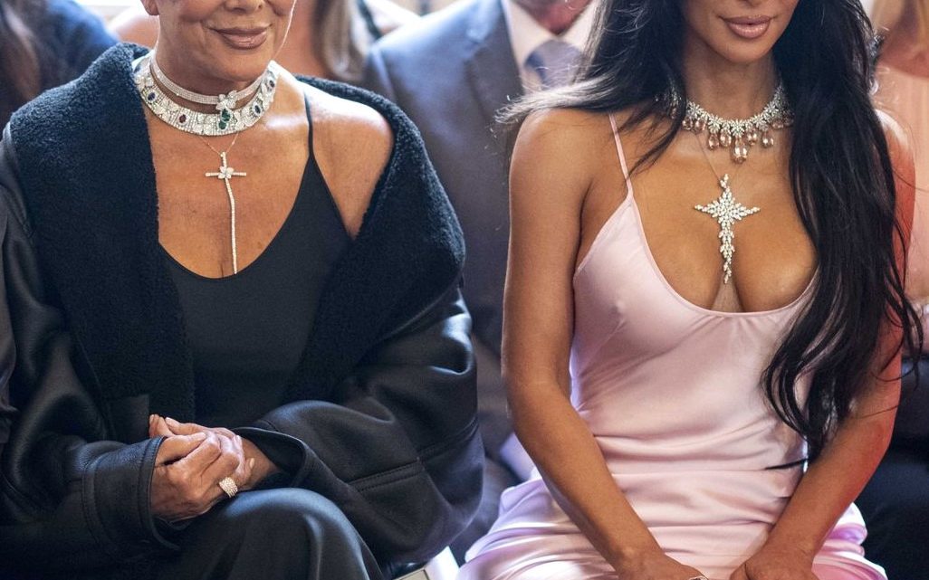 Wenn schon altern, dann nur so! Kim Kardashians Mutter feierte ihren 70. Geburtstag in einem roten Kleid im Kreise von Milliardären.