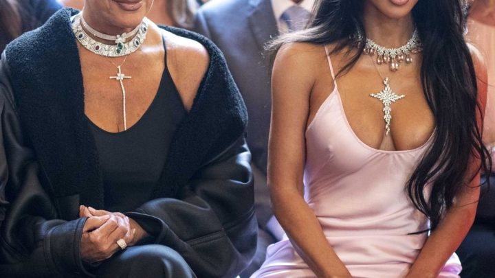 Wenn schon altern, dann nur so! Kim Kardashians Mutter feierte ihren 70. Geburtstag in einem roten Kleid im Kreise von Milliardären.