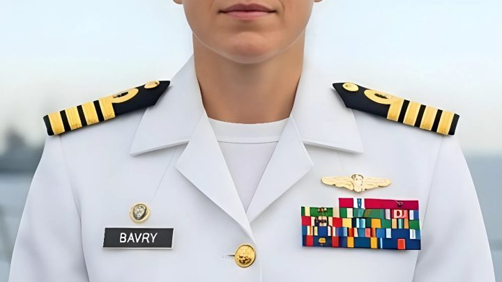 Bei der Hochzeit meines Bruders hat mich mein Vater öffentlich gedemütigt – und ist fast erstickt, als er „Kapitän der Korvette“ hörte.