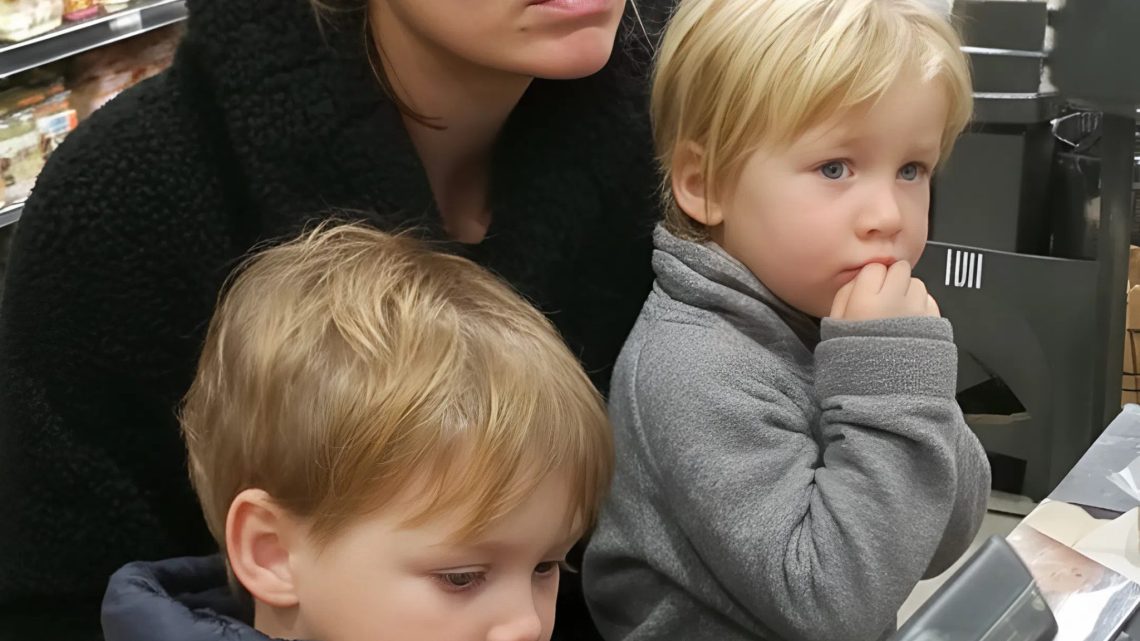 Ich habe an der Kasse eine Tüte Äpfel für eine Mutter mit zwei kleinen Kindern gekauft – drei Tage später kam ein Polizist zu meiner Arbeitsstelle, um mich zu suchen.