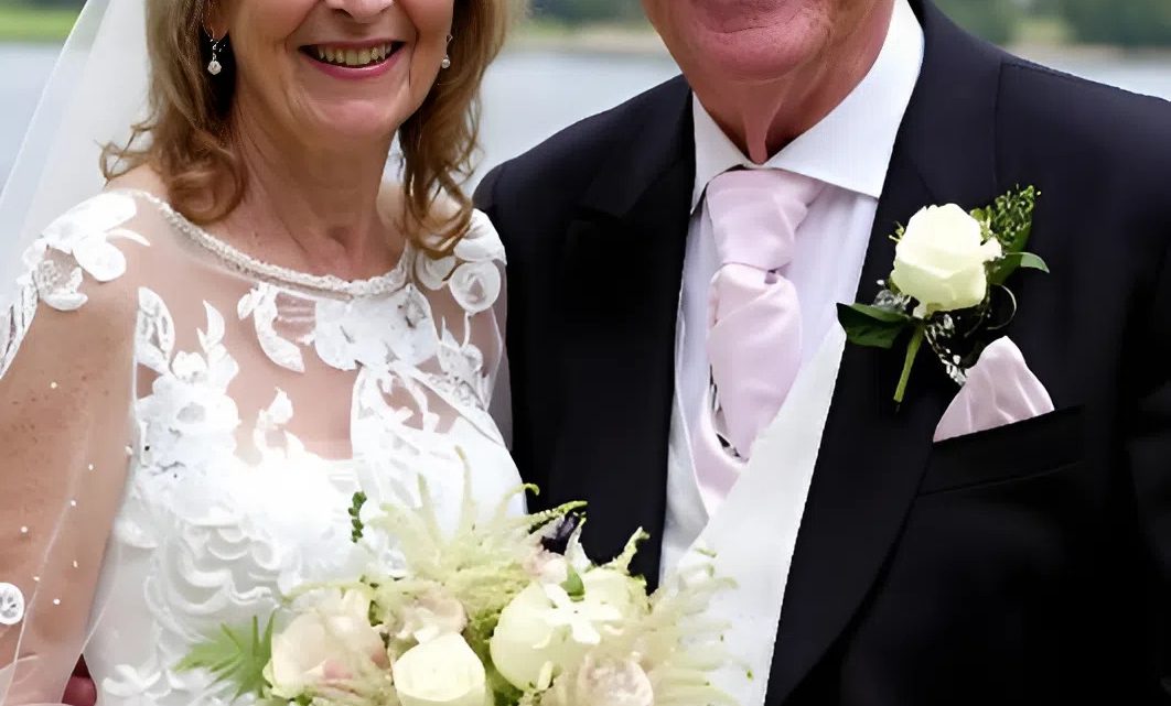 Gabriel war dreiundvierzig, ich dreiundfünfzig, und der Altersunterschied von zehn Jahren war nichts im Vergleich zu den einundzwanzig-, dreiundzwanzig- und fünfundzwanzigjährigen Kindern, die mich ansahen, als wäre ich ein Raubüberfall in Menschengestalt.