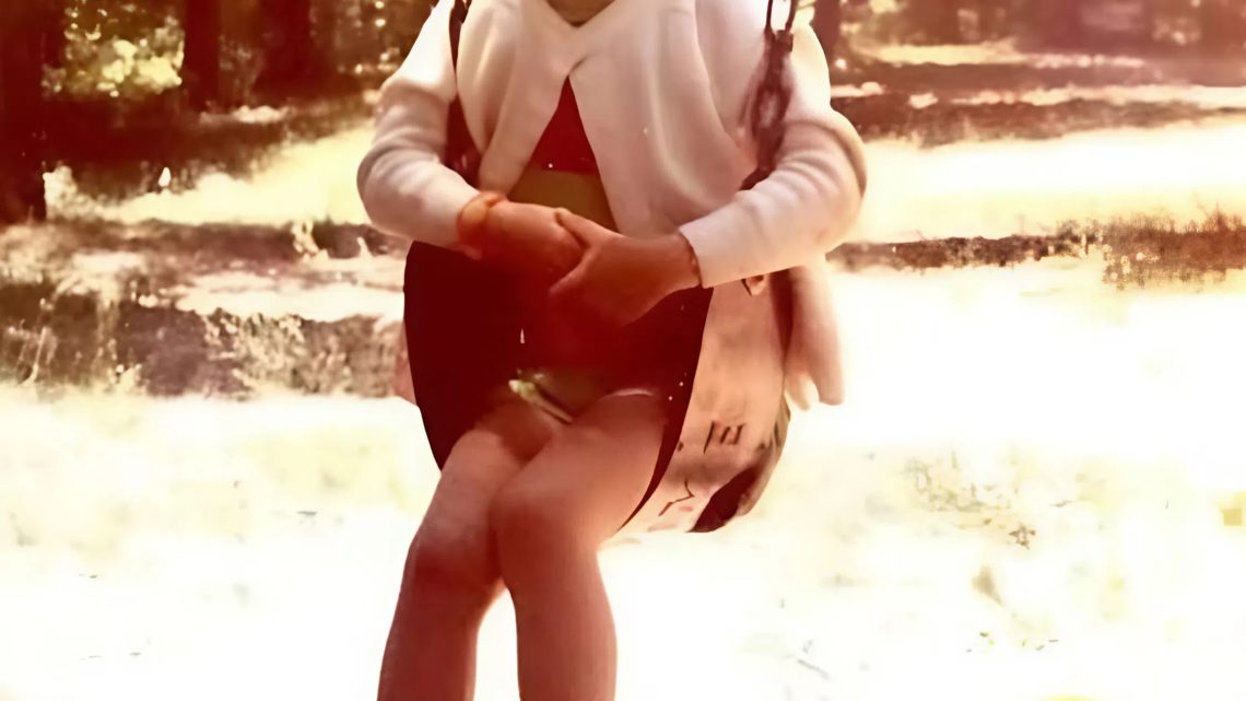 Er wurde in eine strenge und kalte Familie hineingeboren, wo er im Küchenbereich schlafen musste, aber er träumte immer davon, eines Tages auf der Bühne zu stehen.