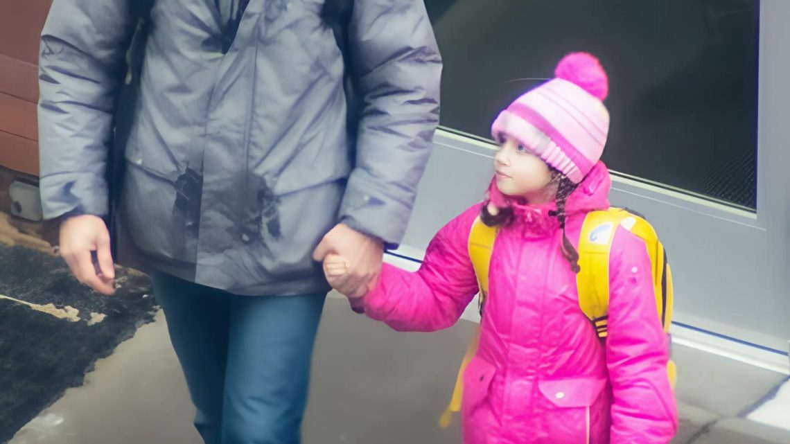 Ich holte meine 5-jährige Tochter vom Kindergarten ab, als sie plötzlich sagte: „Papa, warum hat mich der neue Papa nicht wie sonst abgeholt?“