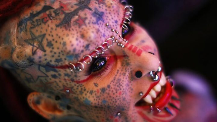 Ihr ganzer Körper ist mit Tätowierungen übersät, sie hat Implantate im Gesicht, denn sie hält sich für einen Vampir: Ihr Aussehen war früher