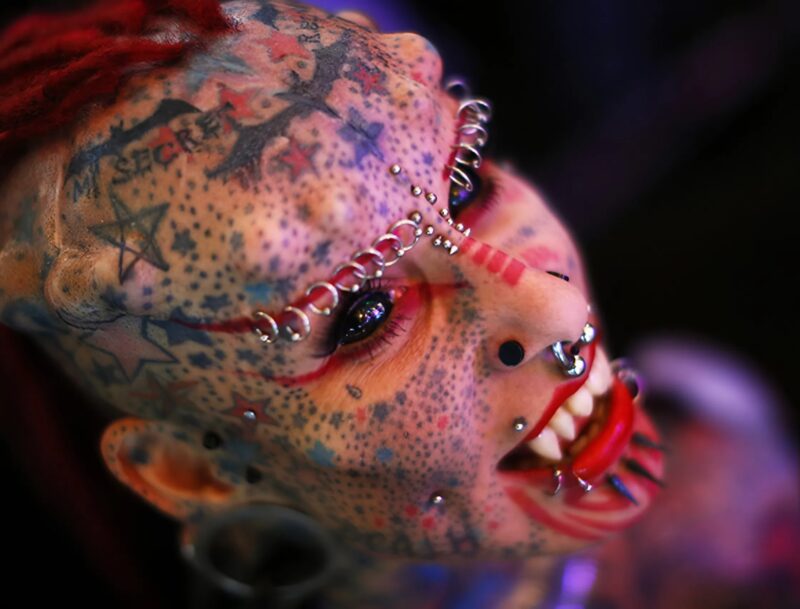 Ihr ganzer Körper ist mit Tätowierungen übersät, sie hat Implantate im Gesicht, denn sie hält sich für einen Vampir: Ihr Aussehen war früher