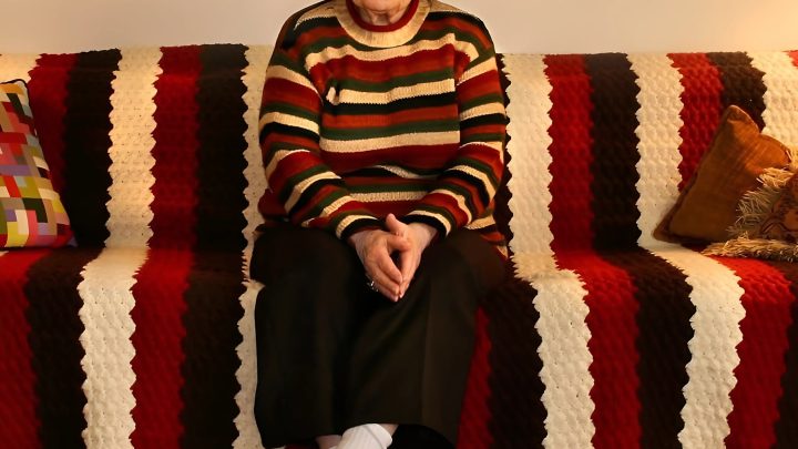 Eine Frau schickt ihrem Bruder Geld, damit er sich um ihre alte Mutter kümmert, und erfährt, dass er nie einen Cent für sie ausgegeben hat.