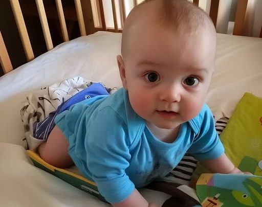 Ein kleines Kind hört trotz aller Bemühungen seiner Eltern nicht auf zu weinen, und schließlich überprüfen sie das Kinderbett.