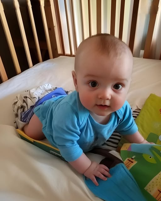 Ein kleines Kind hört trotz aller Bemühungen seiner Eltern nicht auf zu weinen, und schließlich überprüfen sie das Kinderbett.