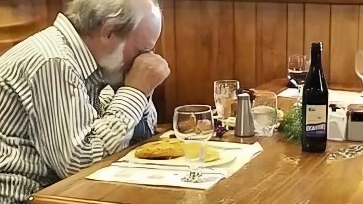 Ich bereitete ein Abendessen für zwei Personen für einen älteren Herrn zu, aber als sein Gast nicht erschien, entdeckte ich ein erstaunliches Geheimnis.