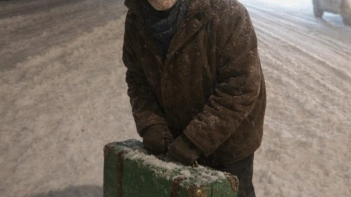 Ich habe einen älteren Mann auf einer einsamen Winterstraße mitgenommen – und später erfahren, wer er wirklich war.