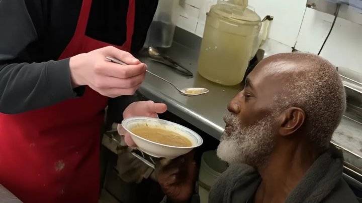 Der Kellner wurde entlassen, weil er einem Obdachlosen erlaubt hatte, im Restaurant zu bleiben – am Morgen lag ein Flugticket vor seiner Haustür.