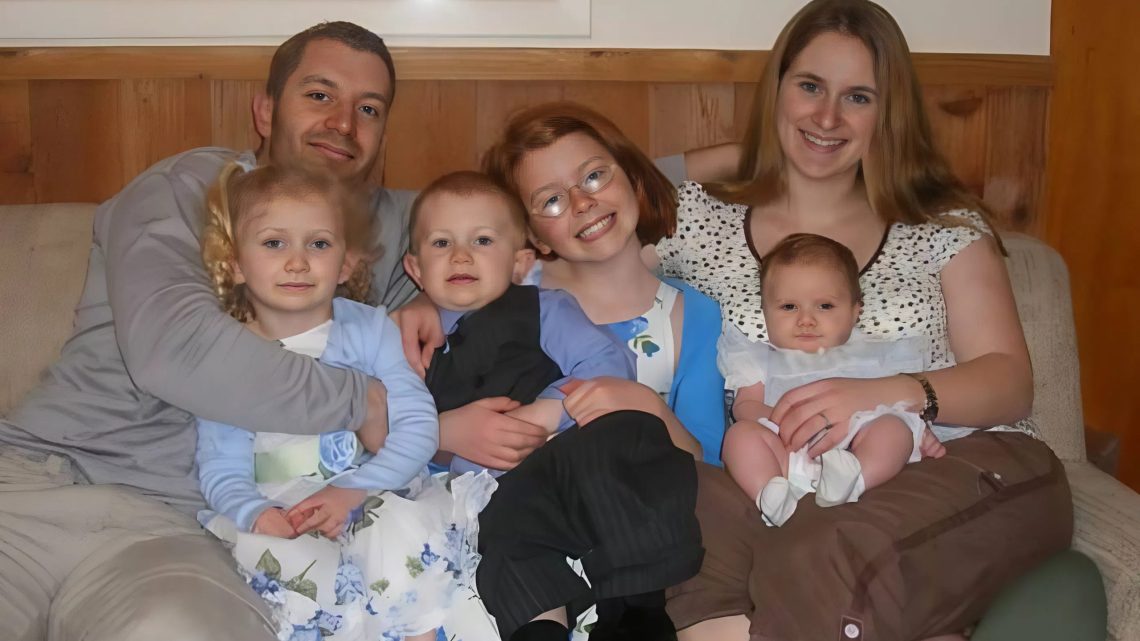 Auf den ersten Blick sieht das Familienfoto ganz normal aus, aber wenn man genauer hinsieht, entdeckt man ein gruseliges Detail.