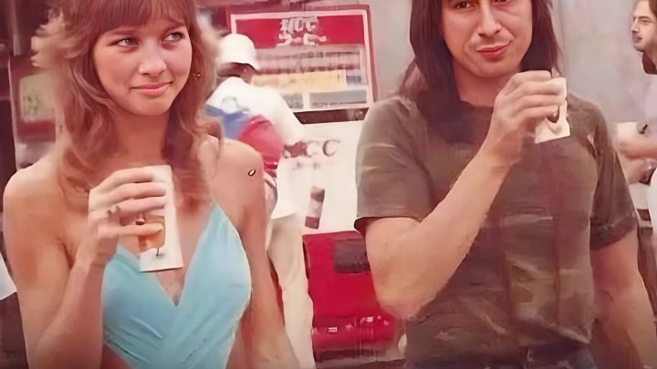 Nach 20 Jahren Abwesenheit: Die Rockikone der 80er Jahre, die zurückkehrte, um ein Versprechen gegenüber der Frau einzulösen, deren Lächeln ihn „umgehauen“ hatte.