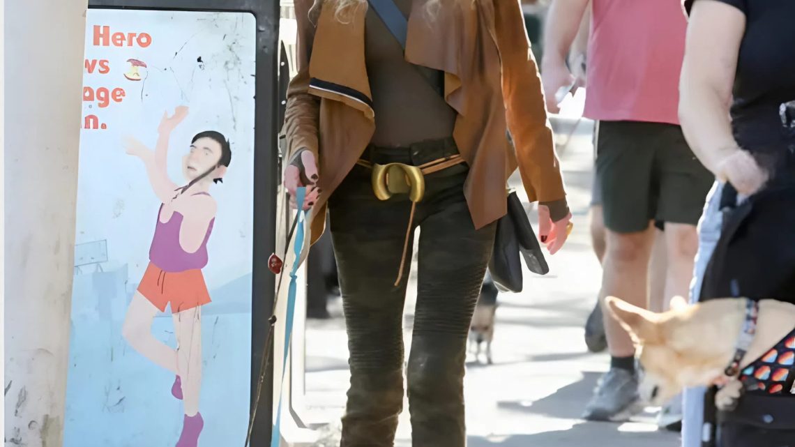 Kultige Schauspielerin der 70er Jahre sorgt für Diskussionen, nachdem seltene Fotos beim Gassi gehen mit dem Hund ihre dramatische Verwandlung offenbaren