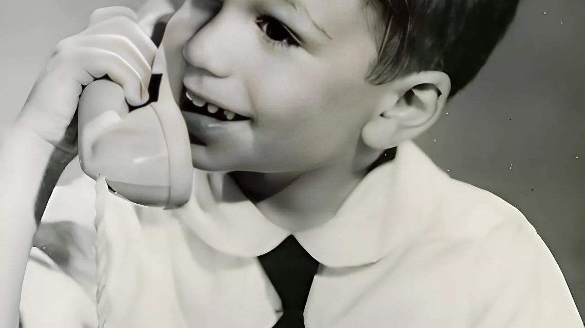 Seinen Eltern erschien er unglaublich dumm, sie hatten keine Hoffnung, dass ihr Sohn ihnen in Zukunft von Nutzen sein würde. Der Junge interessierte sich nicht für das Lesen, sondern erlangte auf andere Weise Popularität.