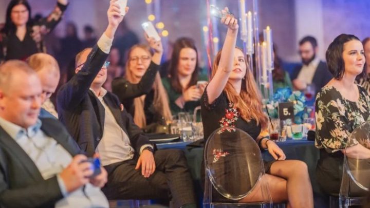 Mein Mann bat mich, zu Hause zu bleiben, während er allein zum Galakonzert ging, aber er war schockiert, als er mich dort mit dem Generaldirektor auf der Bühne entdeckte.