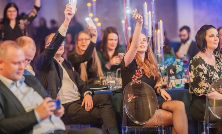 Mein Mann bat mich, zu Hause zu bleiben, während er allein zum Galakonzert ging, aber er war schockiert, als er mich dort mit dem Generaldirektor auf der Bühne entdeckte.