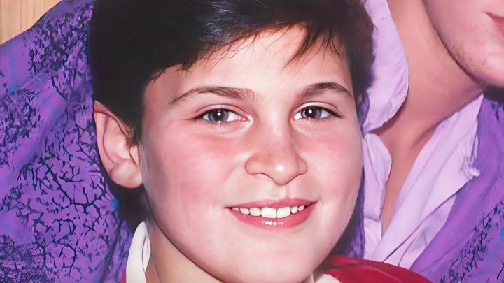 Er wuchs in einer beängstigenden Sekte auf, aber heute ist er einer der angesagtesten und reichsten Schauspieler Hollywoods.