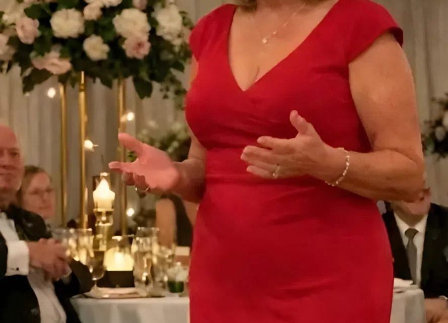 Ein Secondhand-Brautkleid: Die Gäste lachten… bis die Mutter des Bräutigams das Wichtigste sagte.