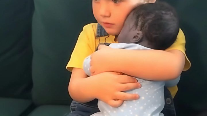 Die Ärzte sagten, das Neugeborene sei tot, aber als es in die Arme seines Bruders gelegt wurde, erfüllte ein plötzlicher Schrei den Raum.