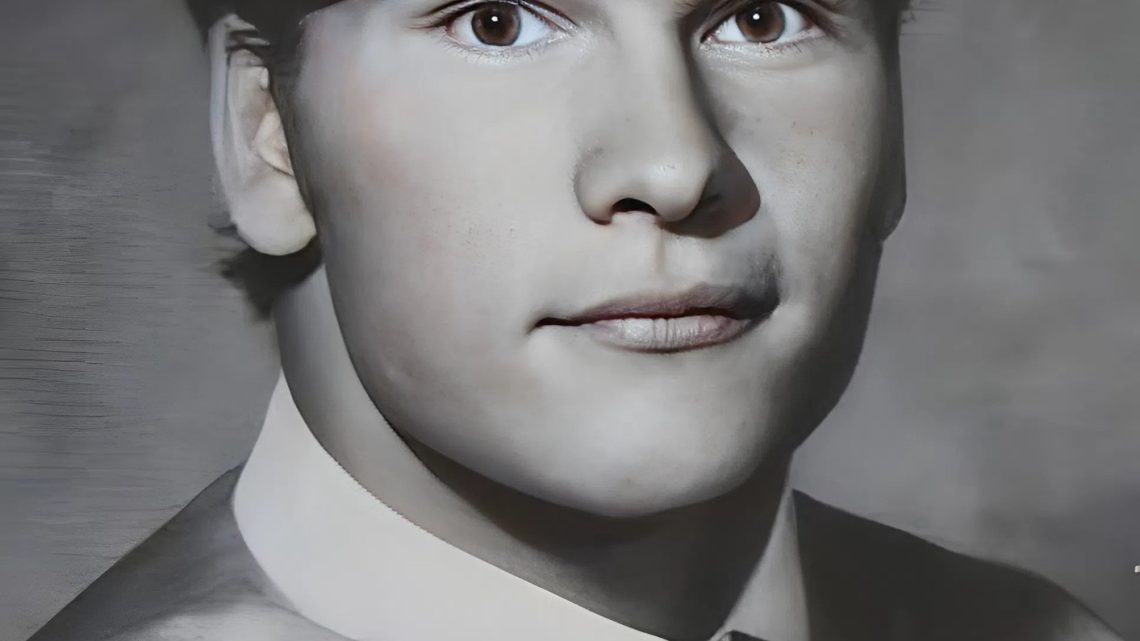 Versuchen Sie mal zu erraten, wer auf diesem Foto zu sehen ist! Vor Ihnen liegt ein Foto aus dem Schulalbum einer Person, die später zu einer echten Hollywood-Legende werden sollte. Das Bild entstand Ende der 1960er Jahre, als er noch die Oberstufe besuchte.