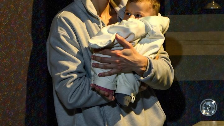 Nachdem wir unser lang ersehntes Baby verloren hatten, betete ich um ein Zeichen – dann hörte ich ein Neugeborenes hinter einem Müllcontainer weinen.