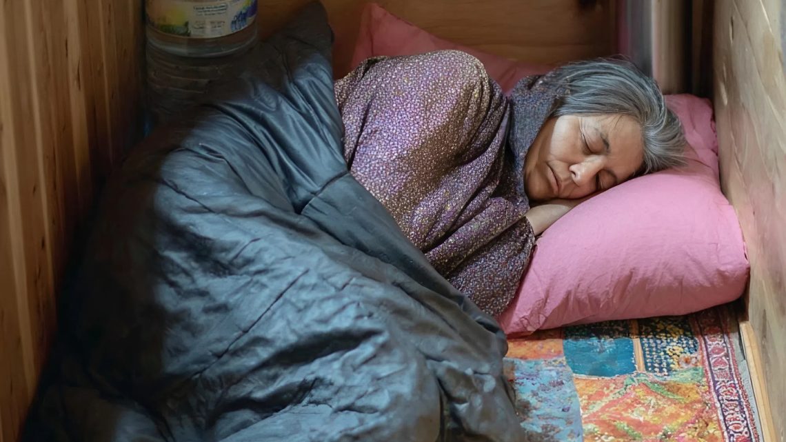 Meine Schwägerin hat meine Mutter während eines Familienausflugs dazu gezwungen, auf einer Matte im Flur zu schlafen.