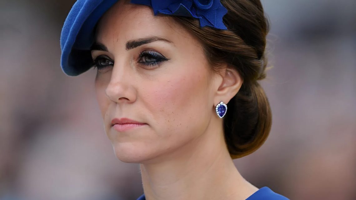 „Deutliche Tränensäcke unter den Augen, Falten um den Mund und ein müder, hoffnungsloser Blick!“ So beschreiben die Medien in ihren Schlagzeilen das Aussehen von Kate Middleton nach der Chemotherapie.