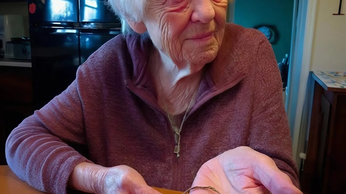 Ich öffnete das Medaillon meiner verstorbenen Mutter, das seit 15 Jahren zugeklebt war – was sie darin versteckt hatte, verschlug mir den Atem