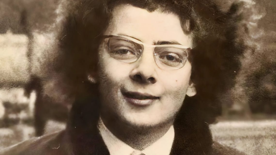 Ein seltenes Jugendfoto der britischen Comedy-Legende, die hinter der ikonischen Figur des stillen Schelms steckt: Kannst du erraten, wer das ist?