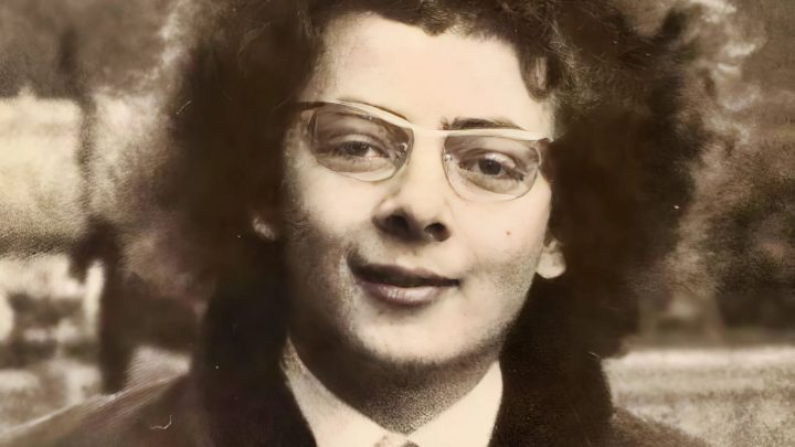 Ein seltenes Jugendfoto der britischen Comedy-Legende, die hinter der ikonischen Figur des stillen Schelms steckt: Kannst du erraten, wer das ist?