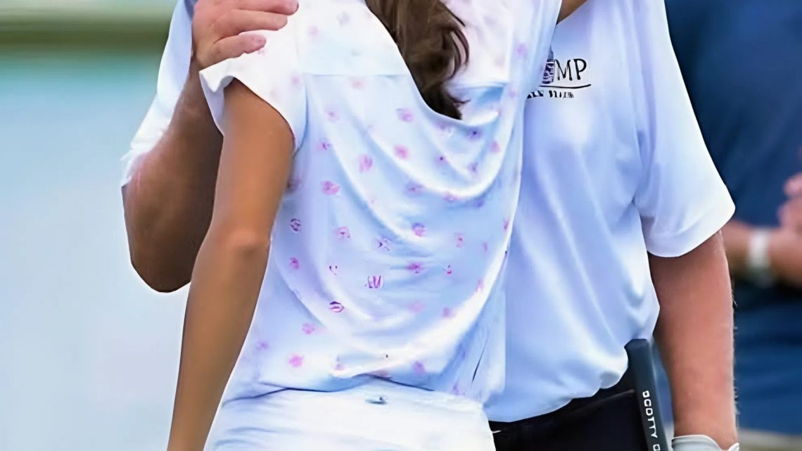 Rate mal, wer das ist?: Ein seltener, inoffizieller Moment, der bei einem Golf-Event eingefangen wurde und eine bekannte Persönlichkeit mit einem jungen Familienmitglied zeigt!