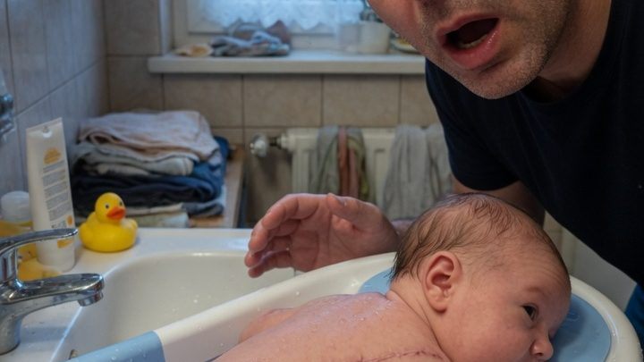 Die schockierende Enthüllung: Unsere Leihmutter brachte unser Baby zur Welt und wir konnten nicht glauben, was wir auf ihrem Rücken sahen