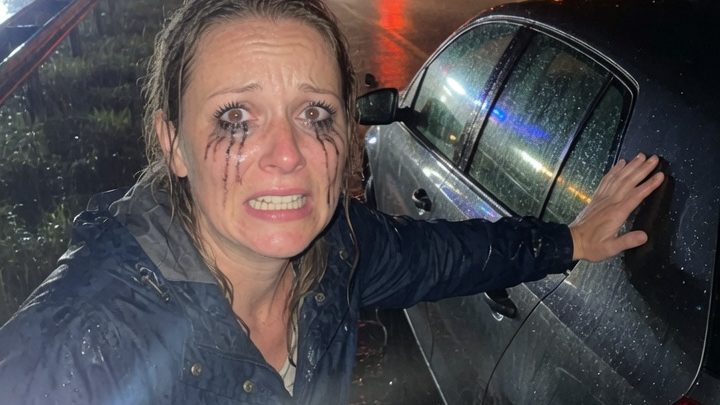 Meine 42-jährige Freundin konnte nur Sprachnachrichten schicken – bis ihre endlosen Monologe im Mikrofon ihr auf der Umgehungsstraße eine bittere, eiskalte Lektion erteilten