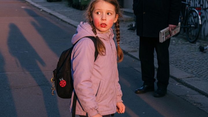 Schockierender Moment auf dem Heimweg: Siebenjähriges Mädchen stellt sich ihrem Verfolger entgegen und rettet sich selbst auf unerwartete Weise