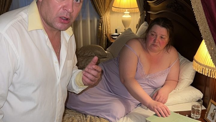 Ich heiratete die Tochter meines Chefs nur wegen des Hauses und des Wagens — doch in der ersten Nacht sah ich neben ihrem Bett eine Prothese und begriff, dass man mich in eine fremde Lüge hineingezogen hatte