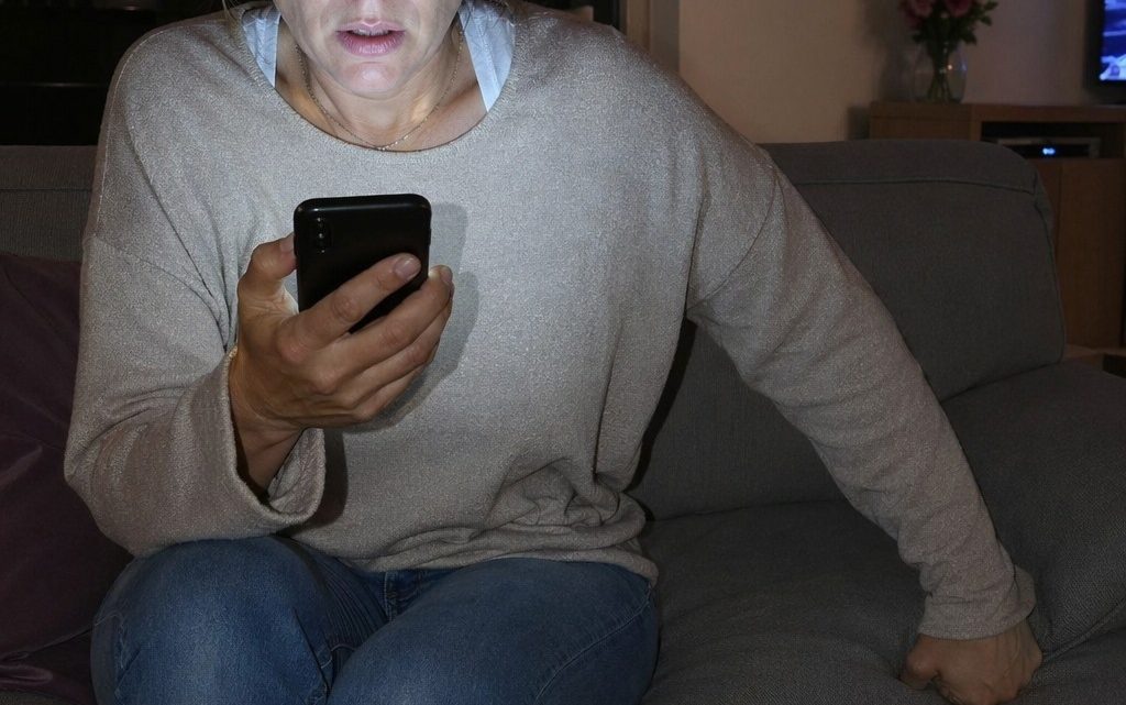 Um 2:47 Uhr nachts schickte mir mein Mann aus Las Vegas die Nachricht: „Ich habe gerade meine Kollegin geheiratet. Acht Monate lang habe ich mit ihr geschlafen, und du bist langweilig und erbärmlich.“ Er hatte wohl erwartet, dass ich zusammenbreche – doch ich antwortete nur: „Verstanden“, öffnete meinen Laptop und löschte bis zum Morgengrauen sein ganzes altes Leben aus