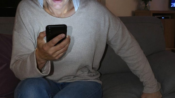 Um 2:47 Uhr nachts schickte mir mein Mann aus Las Vegas die Nachricht: „Ich habe gerade meine Kollegin geheiratet. Acht Monate lang habe ich mit ihr geschlafen, und du bist langweilig und erbärmlich.“ Er hatte wohl erwartet, dass ich zusammenbreche – doch ich antwortete nur: „Verstanden“, öffnete meinen Laptop und löschte bis zum Morgengrauen sein ganzes altes Leben aus