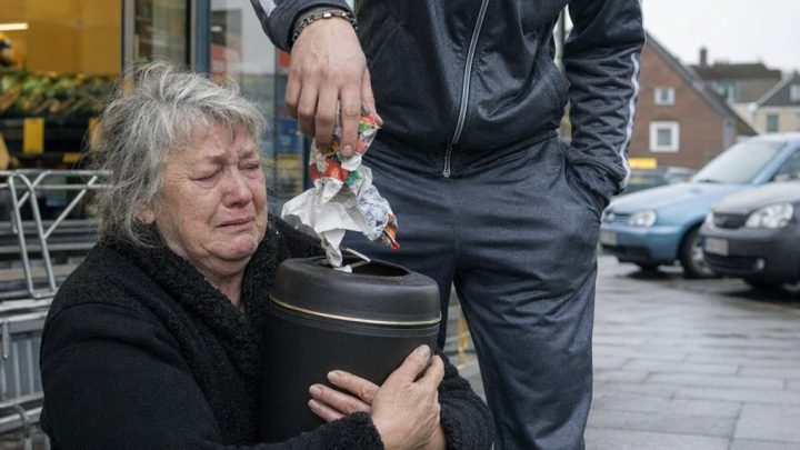 Ein arroganter junger Mann verspottete auf offener Straße eine vom Kummer gebrochene Frau mit der Urne ihres verstorbenen Mannes in den Händen, hielt sie für eine Obdachlose und warf seinen Müll direkt hinein – doch mit einer solchen Strafe hatte er nie im Leben gerechnet