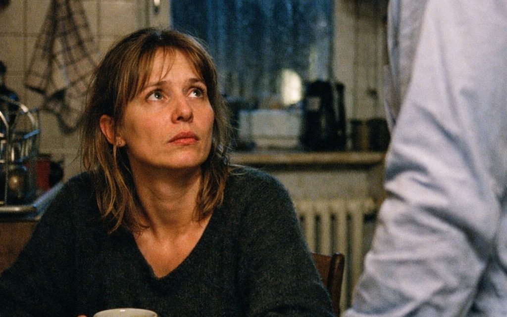 Wir leben seit Jahren wie zwei höfliche Mitbewohner unter einem Dach – mein Mann ist 43, alles wirkt nach außen ordentlich, ruhig und richtig, aber ich sehne mich nur noch nach Wärme, nach Berührung, nach echter Nähe… Was soll ich tun?