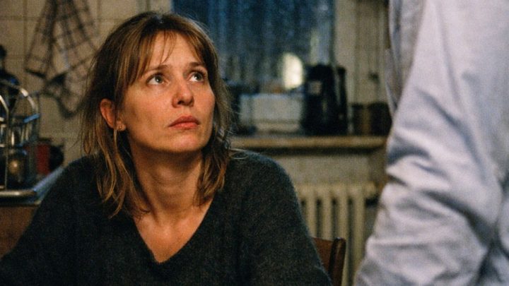 Wir leben seit Jahren wie zwei höfliche Mitbewohner unter einem Dach – mein Mann ist 43, alles wirkt nach außen ordentlich, ruhig und richtig, aber ich sehne mich nur noch nach Wärme, nach Berührung, nach echter Nähe… Was soll ich tun?