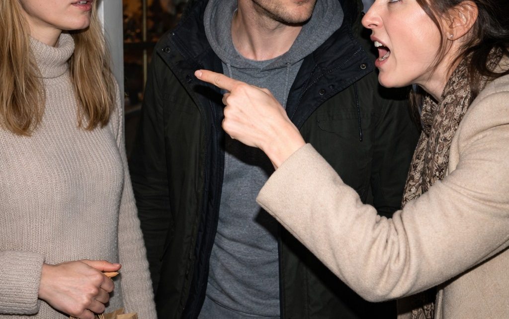 Der Mann, mit dem ich mich traf, 34, war verheiratet — und seine Ehefrau rief mich mit unverhohlener Freude an, um es mir mitzuteilen. Also organisierte ich ein Treffen zu dritt