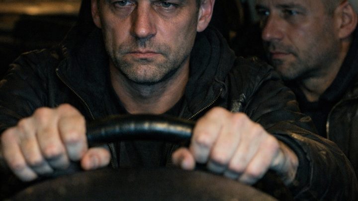 Ein Freund (41) suchte verzweifelt einen Ausweg aus der Leere seiner Ehe und stürzte sich in eine Affäre mit einer viel Jüngeren – ein Jahr später gestand er mir, warum ihn genau diese Entscheidung endgültig zerstört hat